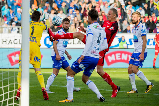 Goalkeeper Per Kristian Bråtveit of Haugesund and