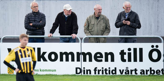 Fyra sammanbitna åskådare känner sig välkomna till