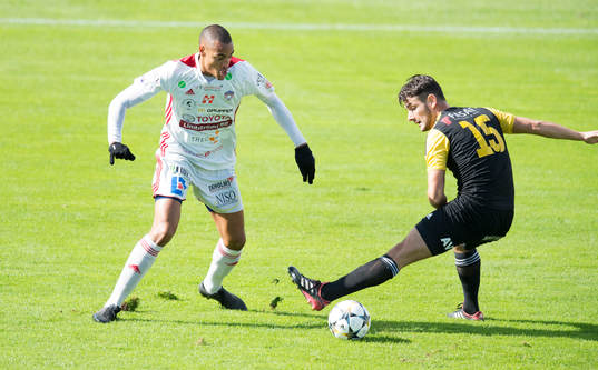 IFK Hässleholms Egzon Ademi i matchen i division 2 mellan