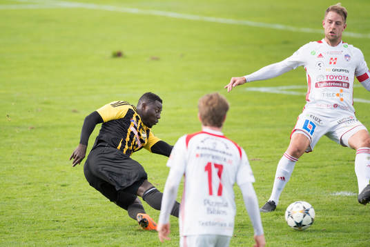 IFK Hässleholms Mike Andrew gör 1-0 i matchen i division