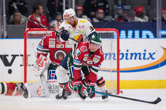 Djurgårdens Daniel Brodin tacklar Frölundas Chay Genoway