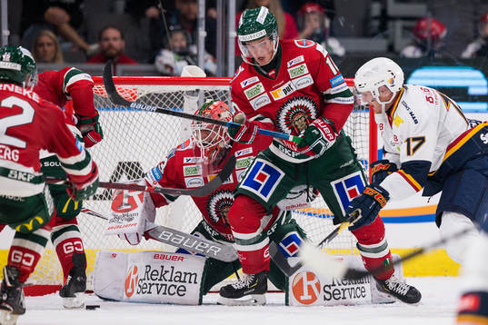 Frölundas Gustav Lindström och målvakt Johan Mattsson