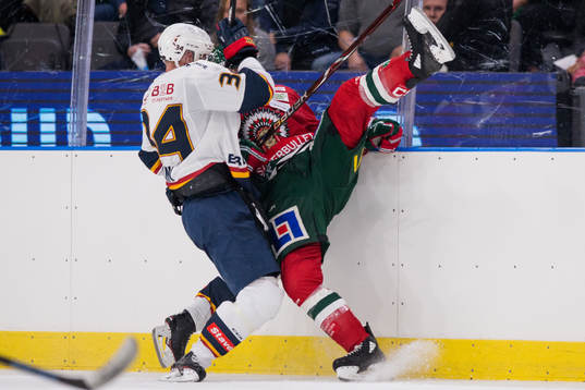 Djurgårdens Daniel Brodin tacklar Frölundas Jonathan