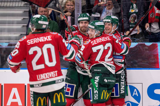 Frölundas Jonathan Sigalet jublar med lagkamrater