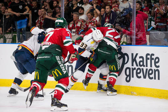 Kamp om pucken mellan Djurgårdens Linus Hultström och