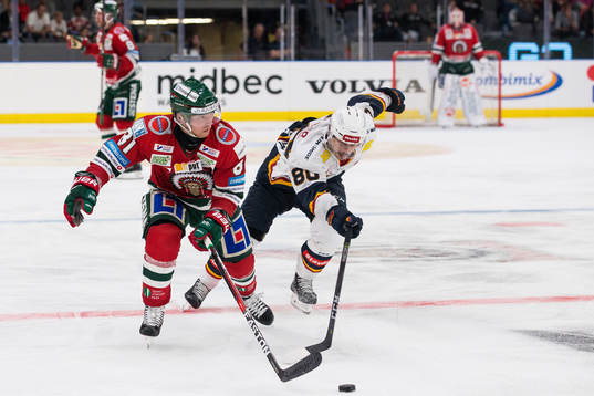 Frölundas Ryan Lasch före Djurgårdens Gustav Possler
