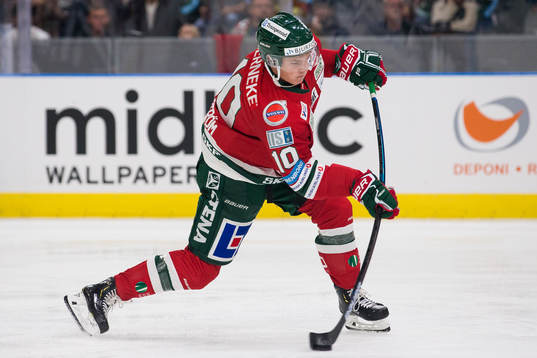 Frölundas Gustav Lindström skjuter ett skott