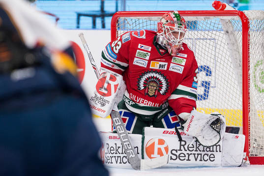 Frölundas målvakt Johan Mattsson med en räddning