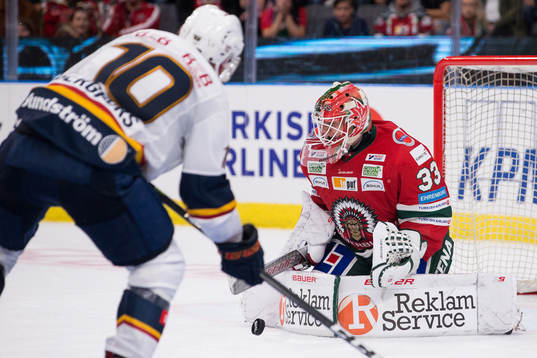 Djurgårdens Niclas Bergfors med ett avslut på Frölundas
