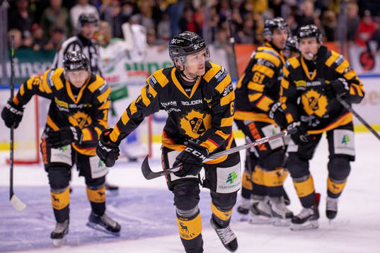Skellefteås Filip Berglund jublar med lagkamrater