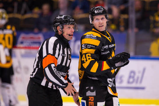 Skellefteås Mathis Olimb pratar med domare Wolmer Edqvist