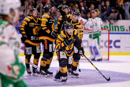Skellefteås Oscar Möller jublar med lagkamrater