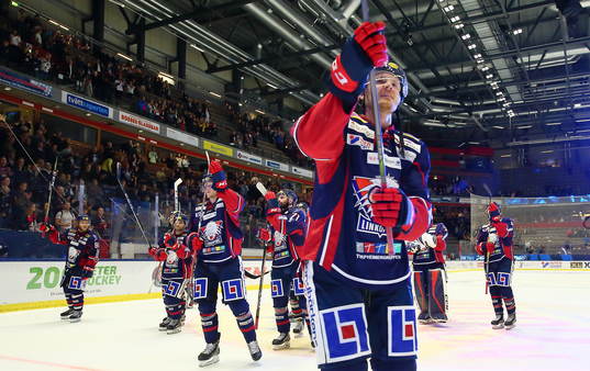 Linköpings Nick Sörenssen jublar med laget