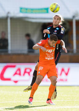 Helsingborgs Charlie Weberg i en nickduell med AFC