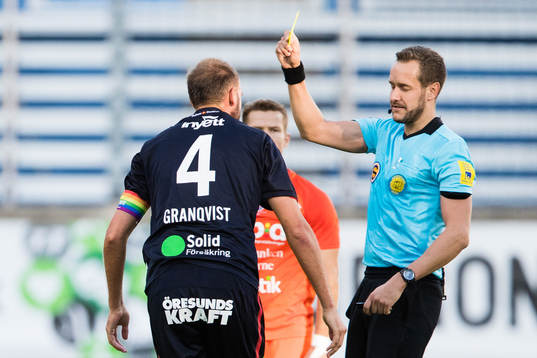 Helsingborgs Andreas Granqvist får ett gult kort av domare