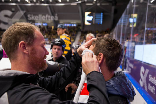 Christian Eriksson-Mård blir omhändertagen av