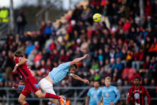 Östersunds målvakt Aly Keita  och Malmö FFs Markus