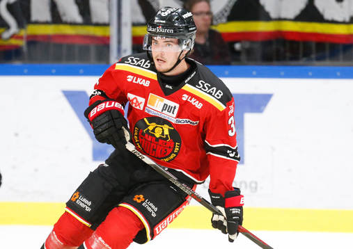 Luleåss Oscar Engsund mot Brynäs i ishockeymatchen i SHL