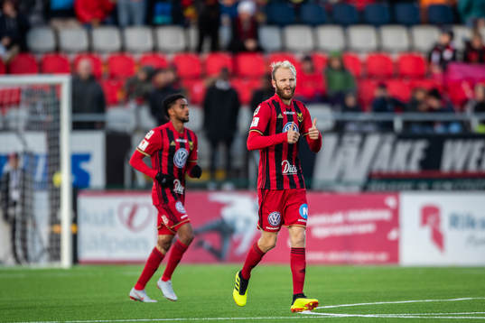Östersunds Curtis Edwards  jublar