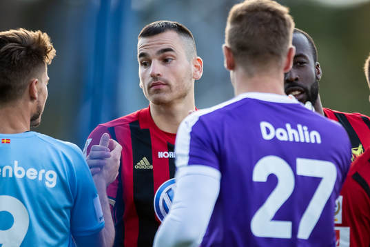 Malmö FFs Markus Rosenberg  hälsar på Östersunds Dino