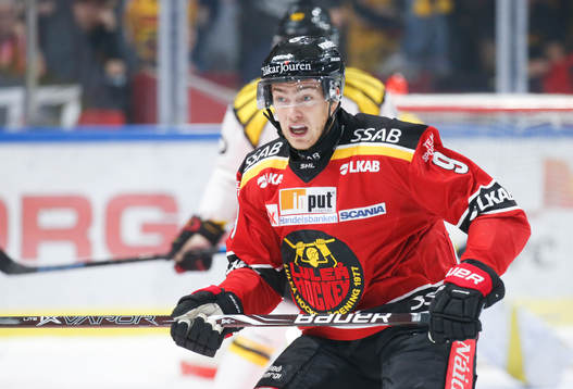Luleås Johan Forsberg i ishockeymatchen i SHL mellan