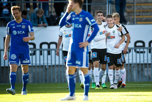 Örebros Johan Bertilsson gör 1-1 och jublar med Viktor