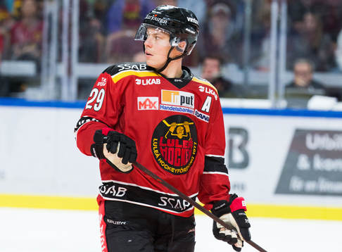 Luleås Erik Gustafsson mot Brynäs i ishockeymatchen i SHL