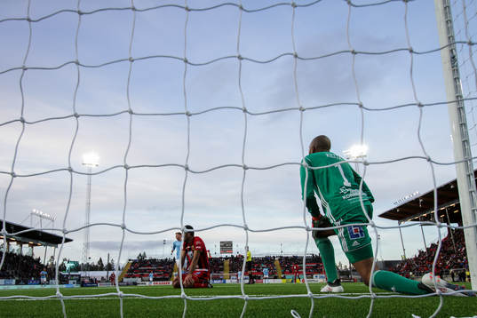 Östersunds målvakt Aly Keita  och Rewan Amin deppar