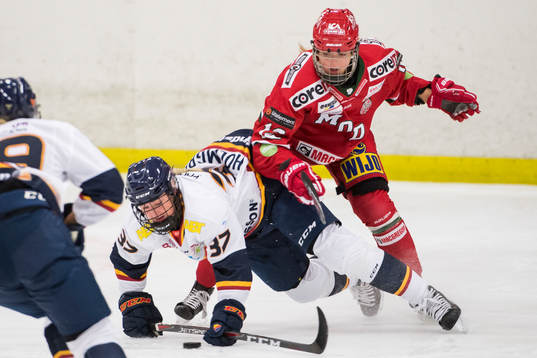 Djurgårdens Josefine Holmgren och Modos Kaitlyn Tougas i