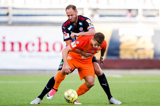 Helsingborgs Andreas Granqvist i kamp om bollen med AFC