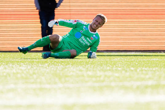 Helsingborgs målvakt Pär Hansson med en befarad skada