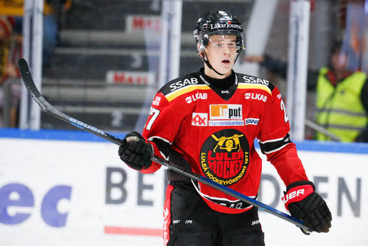 Luleås Nils Lundkvist i ishockeymatchen i SHL mellan
