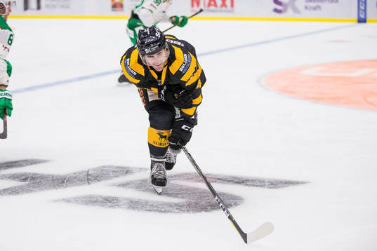 Skellefteås Bud Holloway täckte puck och fick ont