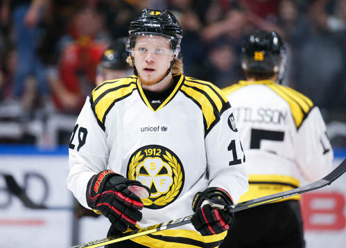 Brynäs Ludvig Nilsson i ishockeymatchen i SHL mellan
