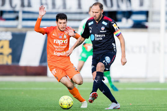 AFC Eskilstunas Anel Rashkaj i kamp om bollen med