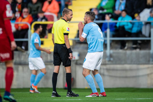 Malmö FFs Markus Rosenberg gestikulerar mot huvuddomare
