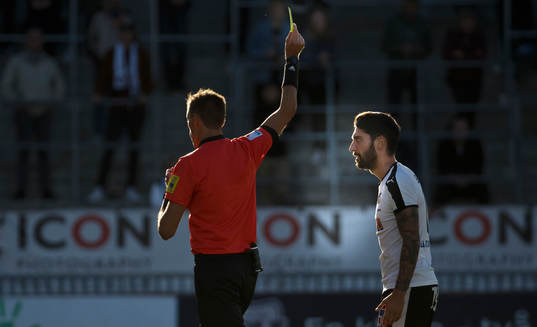 Domaren Magnus Lindgren ger Örebros Nahir Besara ett gult