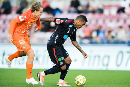 AFC Eskilstunas Robert Åstedt jagar Helsingborgs Wanderson