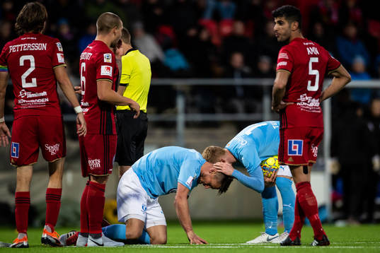 Malmö FFs Markus Rosenberg  tittas till av Malmö FFs