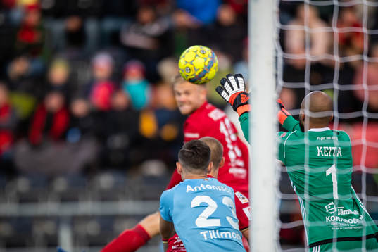 Östersunds målvakt Aly Keita gör en räddning