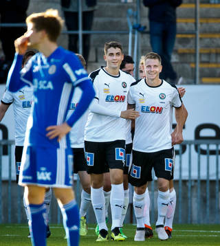 Örebros Johan Bertilsson gör 1-1 och jublar med Viktor