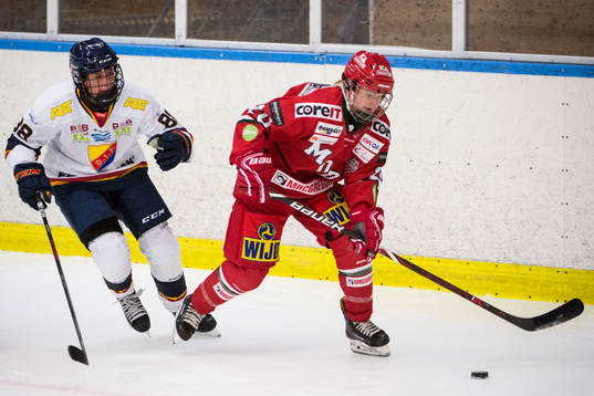 Djurgårdens Hanna Olsson och Modos Lauren Wildfang i kamp