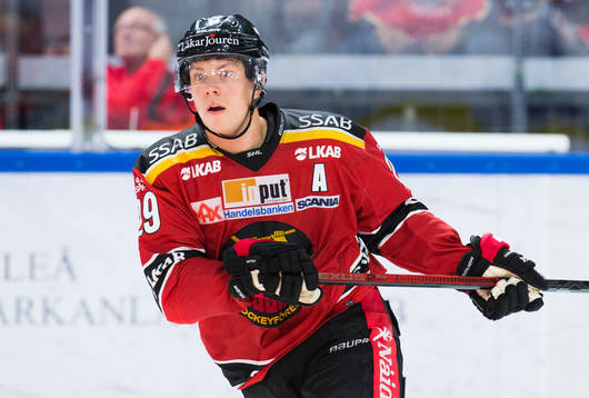 Luleås Erik Gustafsson mot Brynäs i ishockeymatchen i SHL