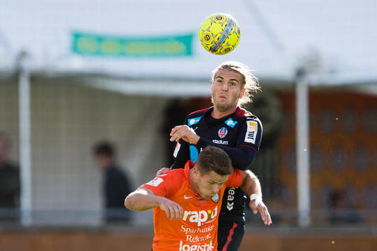 Helsingborgs Charlie Weberg i en nickduell med AFC