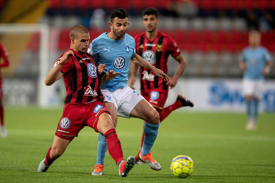 Östersunds Douglas Bergqvist och Malmö FFs Behrang Safari