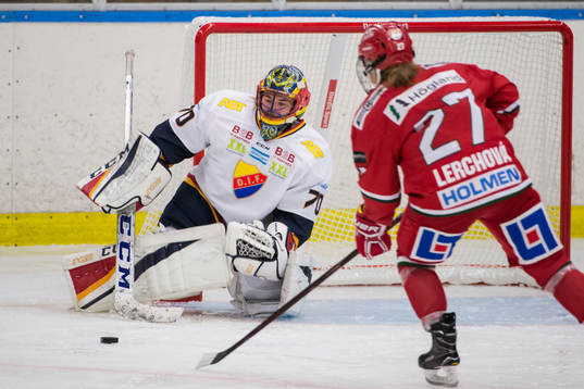Djurgårdens målvakt Lovisa Berndtsson och Modos Laura