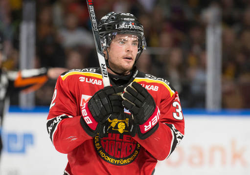 Luleås Oscar Engsund mot Brynäs i ishockeymatchen i SHL