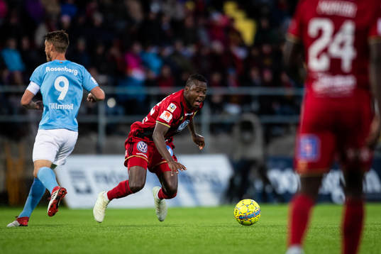 Östersunds Patrick Kpozo faller