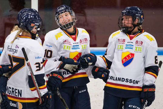 Djurgårdens Josefine Holmgren, Andrea Dalen och Hanna