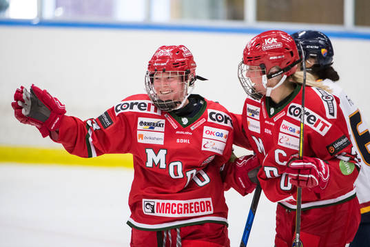Modos Breanne Wilson-Bennett och Olivia Carlsson jublar